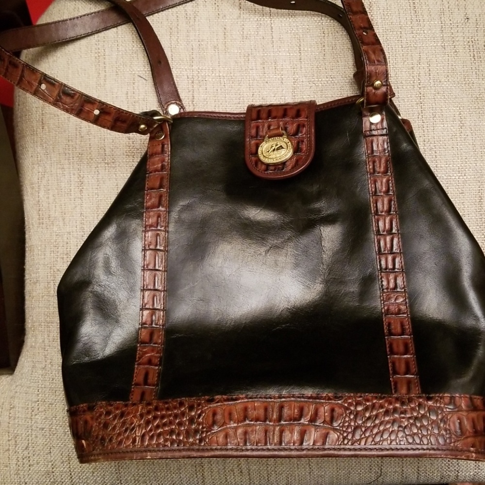 Leather shoulder bag with trimming
